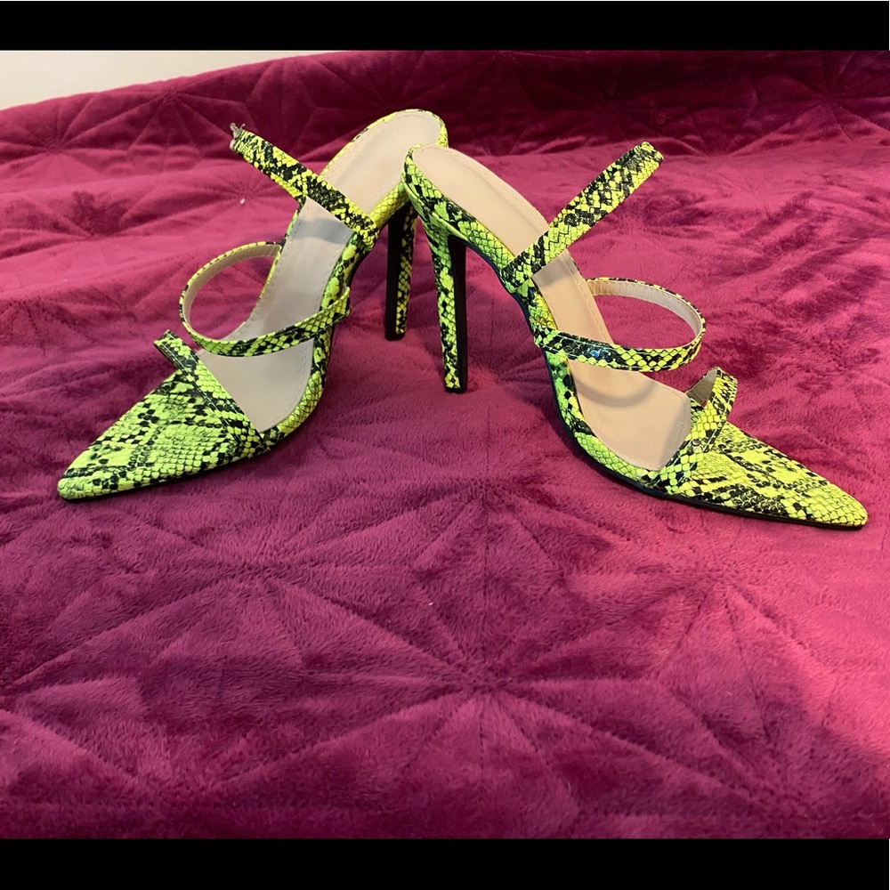 Neon yellow/ green snakeskin heel!!